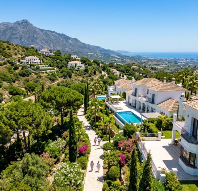 Vistas de las villas de lujo, jardines y la Sierra de Mijas en la urbanización Valtocado, Mijas, Málaga